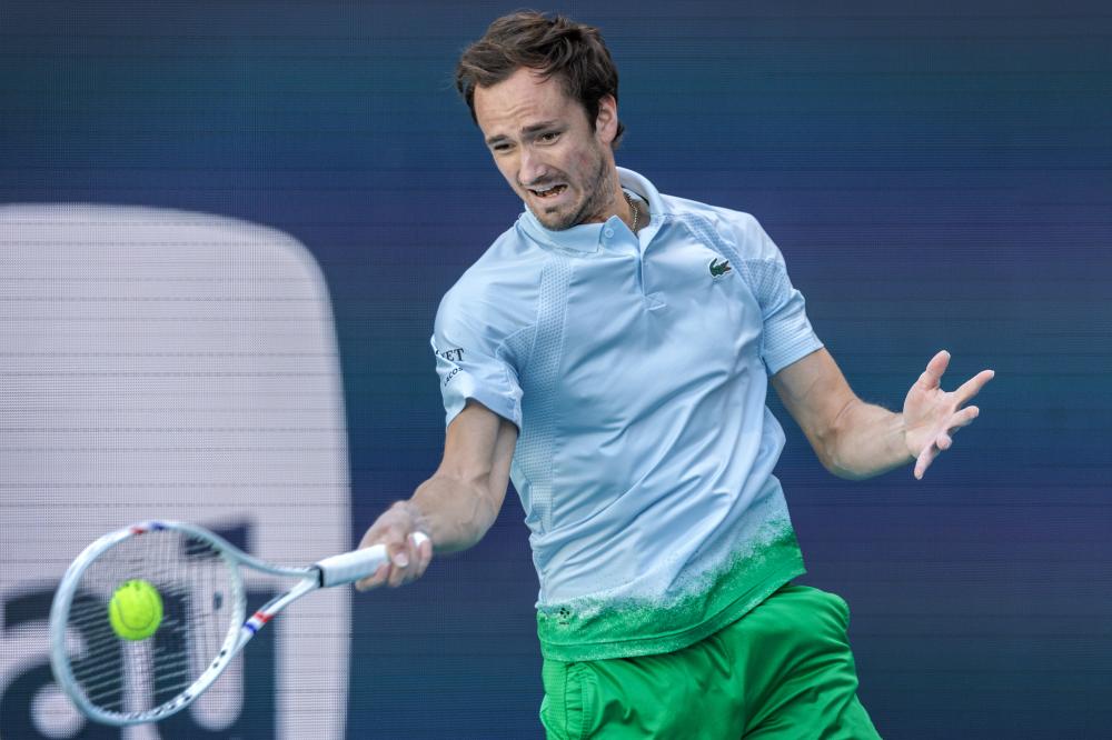 残特奥会选手与领跑员携手冲线夺冠